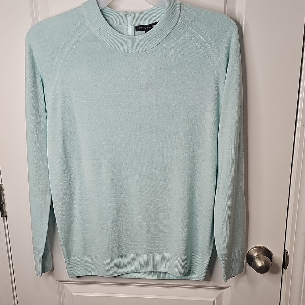 TINT & SHADOW Women's Light Blue Crew Neck Sweater SIZE M